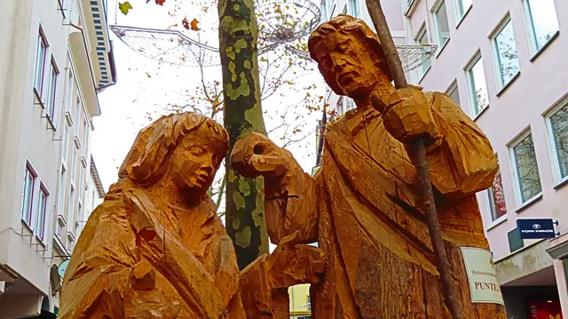Der Weihnachtsmarkt in Villach ist eröffnet.
Der Hl. Josef und Maria freuen sich.