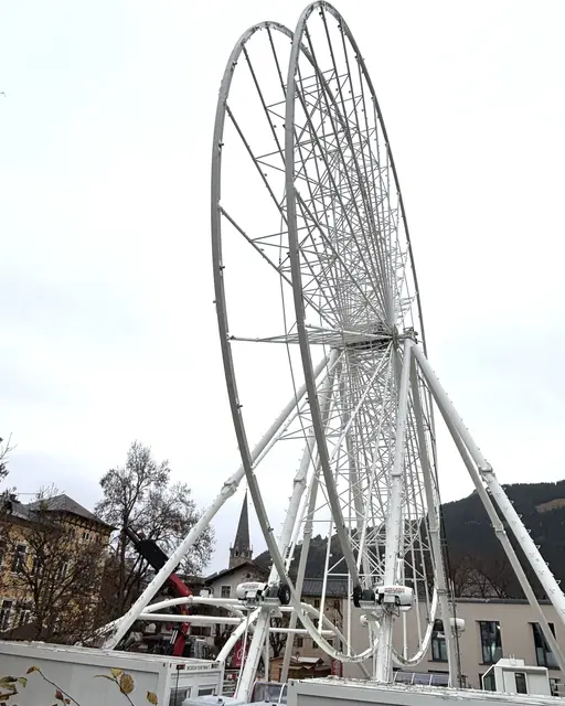 Das Riesenrad in Kitzbühel wird montiert. | Foto: Nikolaus Kogler