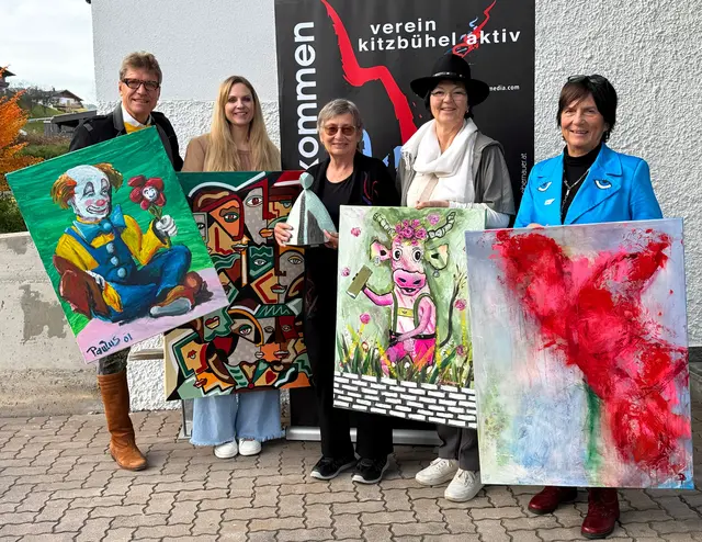 Verein Kitzbühel Aktiv Präsident Klaus Wendling mit dem Kunstwerk von Mundmaler Paulus Ploier. Die Künstlerinnen Mag. Beatrice Pistoja, Margit Eder, Cäcilia Schlapper und Doris Past mit ihren jeweils eigenen Kunstwerken/Kunstobjekten. | Foto: Edit Fischer