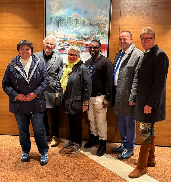 Der Vorstand vom Verein Kitzbühel Aktiv, Klaus Wendling, Gerry Wörgartner und Bettina Krummel mit dem Fieberbrunner Bürgermeister Dr. Walter Astner, Organisator Wolfgang Schwaiger und dem Künstler Gavis Mande aus Uganda anlässlich der Eröffnung vom KUNST-FIEBER 2025. | Foto: Edit Fischer