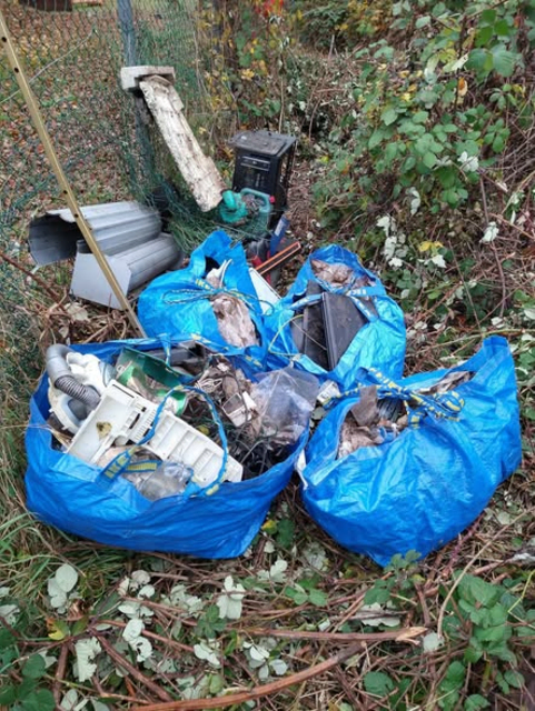 Kupferdiebe, die vom Mistplatz Stadlau Geräte in den Wald schleppen, dort das Kupfer herausschneiden und den Rest im Wald, also jenseits der Schienen der ÖBB, liegen lassen. von der Wiener Naturwacht eingesammelt.