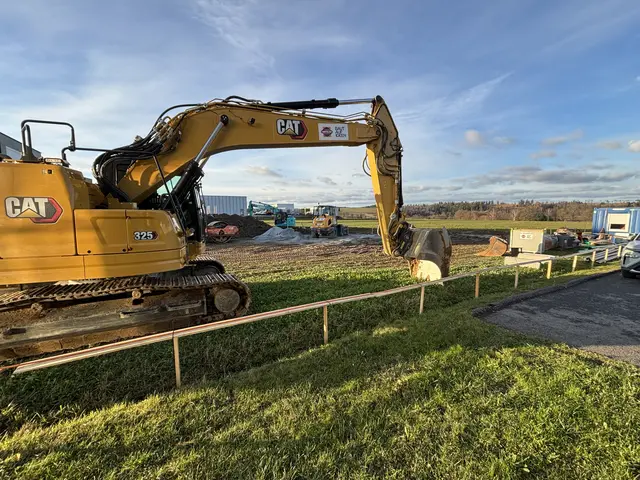 Die Vorbereitungen für den Bau der Zukunftsstraße im Zwettler Gewerbegebiet zwischen CleverFit und der Versicherungsagentur Franzus laufen auf Hochtouren. | Foto: Bernhard Schabauer