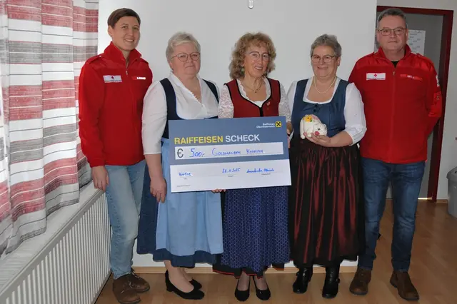 KOPFING. Die Goldhaubengruppe Kopfing spendete rund 500 Euro an das Mobile Hospiz Schärding. Das Geld stammt aus dem Erlös des diesjährigen Palmbuschenverkaufs in der Marktgemeinde Kopfing.  | Foto: Foto: Goldhauben Kopfing