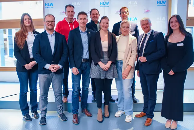 Der 11. Recruiting Day der HLW Spittal bringt für mehr als 600 Jugendliche und angehende Maturant:innen unzählige Job- und Weiterbildungsmöglichkeiten direkt in den Bezirk Oberkärnten.

Bereits zum elften Mal fand in der HLW Spittal der Recruiting Day statt, bei dem Schüler und Schülerinnen sich über mögliche Bildungs- und Berufswege informieren können. 

Matura- und Schulabschluss – was nun?  Im Rahmen des Projektunterrichts wurde der mittlerweile elfte „Job- und Bildungsrecruiting Day“ als besonderes Jubiläum hin zum Veranstaltungstag am 20. November 2025 vorbereitet. Die gesamte Veranstaltung war von der Idee bis zur Umsetzung von den angehenden Absolventinnen des HLW-Maturajahrgangs  5 AHW der Höheren Lehranstalt für Wirtschaft in Spittal organisiert und umgesetzt. 

Die Projektgruppe der HLW Spittal ist mit Unternehmen aus ganz Österreich, Universitäten und regionalen Kooperationspartnern in Kontakt getreten und hat zu diesem Berufs- und Bildungsinformationstag in der eigenen Schule die Jugendlichen aller weiterführenden Schulen der Bezirksstädte Spittal und Villach eingeladen. Die Betriebe hatten die Möglichkeit, sich zu präsentieren und Lehrlinge oder Mitarbeiter über Praktika und Berufsmöglichkeiten anzuwerben. Die Aussteller und Gäste wurden von den Schülerteams der Projektklasse und von der schuleigenen Gastronomie begleitet und kulinarisch vom Begrüßungskaffee bis hin zum Mittagessen versorgt.

Schülerinnen und Schüler der Fachschulen im Haus, den HLW Schülern sowie den Nachbarschulen aus HAK, BORG und dem Porcia Gymnasium griffen dieses Angebot gerne auf. Von Projektleiter und Bildungsberater Gernot Tischler wurden HLW-Projektpromotor Adolf Lackner und die Direktoren der örtlichen weiterführenden Schulen, WKO-Spittal Vertreterin Sophie Anderwald, Vizebürgermeisterin Angelika Hinteregger und Bezirkshauptmann Markus Lerch herzlich begrüßt.

Die spürbar positive Stimmung bei mehr als dreißig Ausstellern und den interessierten Besuchern sowie das breite Feedback zur gebotenen Veranstaltungsqualität motivieren die Projektträger der HLW Spittal, auch den nächsten Veranstaltungstermin in zwei Jahren diese wertvolle Veranstaltung wieder umzusetzen – wo es wie heuer unter anderem wieder ein tolles Schätzspiel mit coolen Preisen geben wird.

#hlwspittal
#futureme
 | Foto: (c) hlwspittal 2025, Krämmer