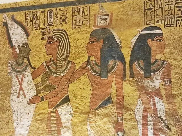 Im Tal der Könige in Luxor zieren wunderschöne Wandmalereien die Grabkammern der Pharaonen. Im Bild: der Gott Osiris (li.) mit Tutanchamun (2. v. li.). | Foto: Johanna Bamberger