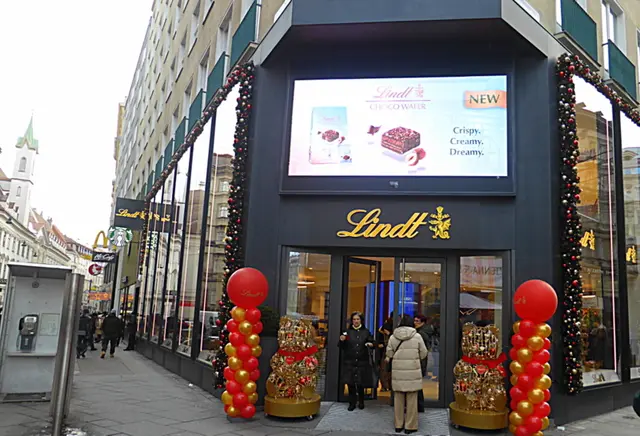 Weiche Vollmilchschokolade, die gleich auf der Zunge zergeht. Dünne Zartbitter-Schoko-Täfelchen, die beim Reinbeißen so richtig schön knacken. Oder mit Himbeere und Cranberry gefüllte Pralinen!

Solche und viele weitere schokoladige Produkte gibt’s ab sofort in Wien in der Kärntner Straße 1 zu kaufen – und zwar vom bekannten Schweizer Schokoladenhersteller Lindt &amp; Sprüngli, der mit einem neuen Flagship-Store aufwartet 🍫