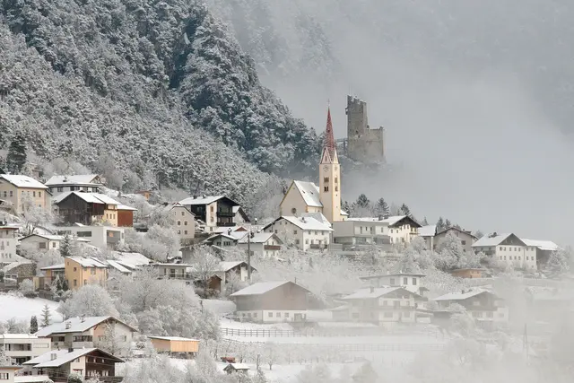 Stanz mit Burg Schrofenstein. Heute Nacht hat der Winter nun auch bei uns ein wenig ergiebiger Einzug gehalten.  | Foto: © by Ing. Günter Kramarcsik