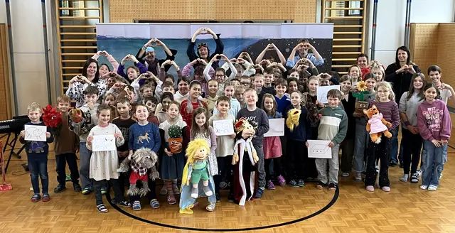 "Man sieht nur mit dem Herzen gut" ist die Kernaussage der Geschichte des kleinen Prinzen. Der vielseitige Künstler Gernot Kranner verwandelte den Klassiker mithilfe zahlreicher Bauchredner- Puppen in ein lebhaftes und musikalisches Mitmachtheater, das Pianist Axel Ranerseder bei der Aufführung an der VS Zwettl-Hammerweg begleitete.  | Foto: VS Zwettl-Hammerweg