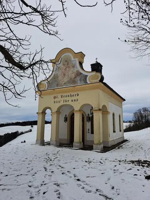 Die Kapelle am Kreuzweg in St. Leonhard am Walde lädt auch bei eisigen Temperaturen viele Spaziergänger zum Verweilen ein. | Foto: Stefanie Machtinger 