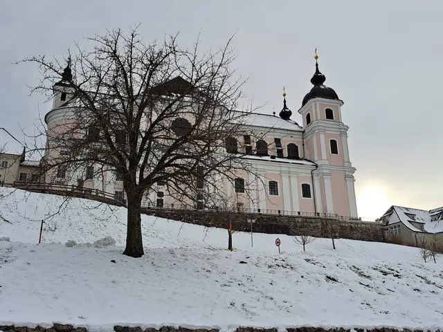 Die schneebedeckte Basilika Sonntagberg im Schein der kargen Wintersonne.  | Foto: Stefanie Machtinger 