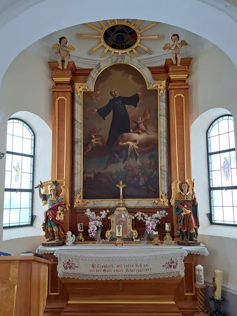 Das Innenleben der Leonhardi Kapelle in St. Leonhard/Walde. Der Hl. Leonhard gilt als Schutzpatron der Gefangenen und des Viehs.  | Foto: Stefanie Machtinger 