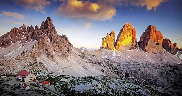 Die Drei Zinnen Hütte im Dolomiten UNESCO-Welterbegebiet auf 2.405 m ist wohl eine der bekanntesten und meistbesuchte Hütten Italiens. Sie ist von der Auronzohütte, zu der man bequem per Shuttle oder Pkw gelangt, in 1:30 h Gehzeit zu erreichen. Bewirtschaftet wird die Drei Zinnen Hütte von Juni bis September, wer übernachten möchte, sollte allerdings aufgrund des großen Andrangs unbedingt frühzeitig reservieren 🏔️