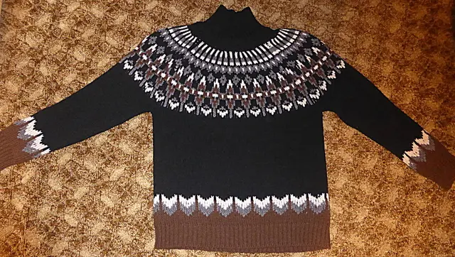 Kaschmir bietet ein außergewöhnlich weiches und luxuriöses Gefühl auf der Haut, ist jedoch oft teurer und erfordert besondere Pflege. Im Gegensatz dazu kombiniert Merinowolle hervorragende Atmungsaktivität und Temperaturregulierung mit einer höheren Strapazierfähigkeit und Pflegeleichtigkeit 📸