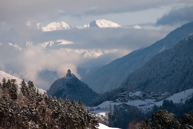 Langsam lösen sich die Talnebel auf. Hier im Bild der Zammer Weiler Rifenal, dahinter die Kronburg und ganz hinten die Mieminger Kette | Foto: © by Ing. Günter Kramarcsik