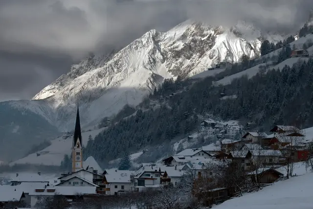 Im Vordergrund Fließ und im Hintergrund das Parseiermassiv (Lechtaler Alpen) | Foto: © by Ing. Günter Kramarcsik