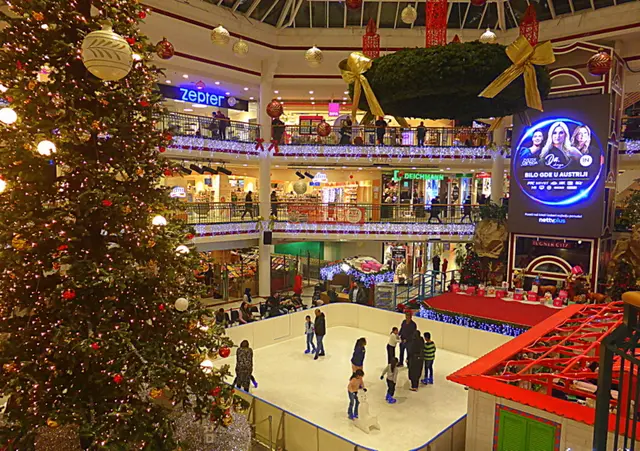 Auf dem "kostenlosen Indoor-Eislaufplatz" dürfen Kinder ihre Runden drehen 🎄 🌟🎄