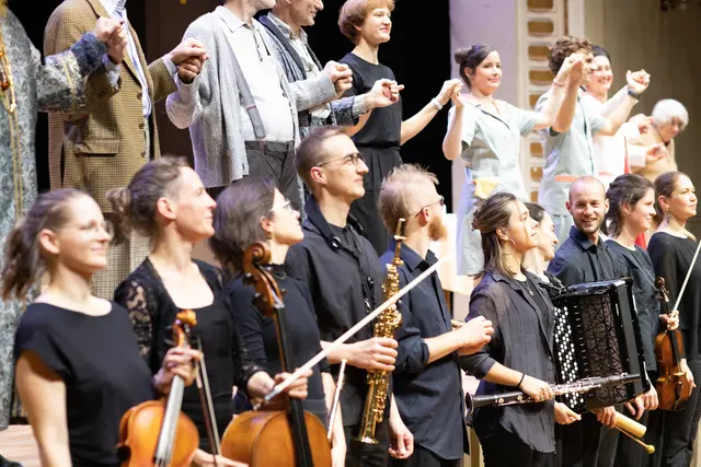 sirene Operntheater bei Wien Modern 2025: ABENDSONNE. Schlüssapplaus. Vorstellung 16.11.2025

Heribert Büxenstein. Johann Leutgeb
Hermann Hagedorn. Horst Lamnek
Hartmuth Sägebarth. Andreas Jankowitsch
Stella Sorell.  Juliette Mars
Mira, Pflegerin. Ewelina Jurga
Mirko, Pfleger. Vladimir Cabak
Regine Schellpfeffer, Direktorin. Maida Karišik
Maximilian Notnagel, Hausarzt. Dieter Kschwendt-Michel
Lotte Lange. Christa Stracke

ENSEMBLE PHACE
Flöte. Doris Nicoletti
Klarinette. Elena Arbonies Jauregui
Saxophon. Michael Krenn
Horn. Jason Pfiester
Posaune. Stefan Obmann
Akkordeon. Maria Mogas Gensana
Schlagwerk 1. Hannes Schöggl
Schlagwerk 2. Igor Gross
Harfe. Tina Zerdin
Violine. Anna Lindenbaum
Viola. Sophia Goidinger-Koch
Violoncello. Barbara Riccabona
Kontrabass. Maximilian Ölz

Musikalische Leitung. Antanina Kalechyts | Foto: Julia Varkonyi