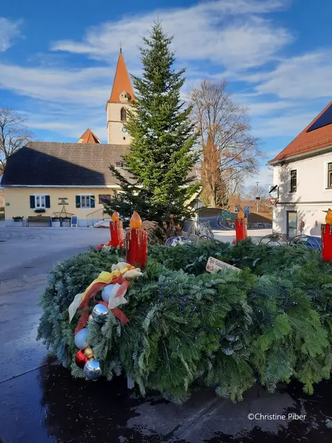 Adventmarkt in Semriach am 29. u. 30. November 2025 im Pfarrheim (10 - 17 Uhr), um ca. 16:30 Uhr findet auch die Segnung vom Adventkranz am Hauptplatz, der zum 3. Mal von den Kunstschaffenden Semriach aufgestellt wurde, sowie die Eröffnung vom Fenster-Krippenweg, die Präsentation vom Adventkalender, auch die Illumination der Tanne im Kirchhof mit dem Adventsingen durch den Singkreis Semriach statt.