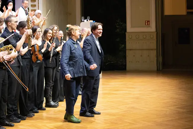 sirene Operntheater 2025: Uraufführung der Kammeroper ABENDSONNE bei Wien Modern im Jugendstiltheater. Im Bild Autorin und Regisseurin Kristine Tornquist und Komponist Tomasz Skweres beim Schlussapplaus. Letzte Vorstellung am 17.11. im ausverkauften Jugendstiltheater. | Foto: Julia Varkonyi