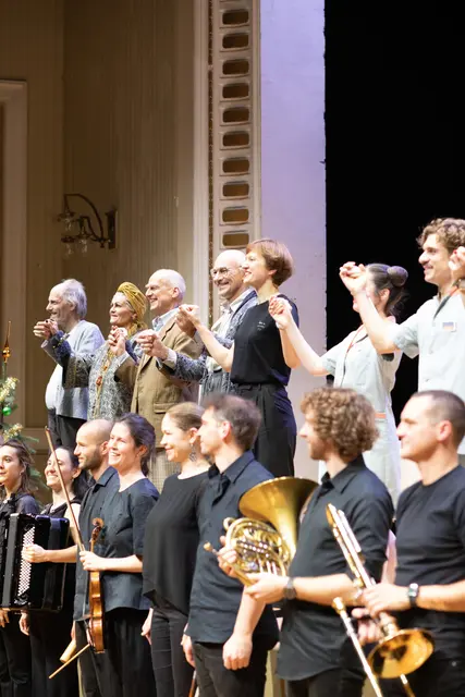 sirene Operntheater bei Wien Modern 2025 im Jugendstiltheater: Schlussapplaus. Vorstellung 16.11.2025

Heribert Büxenstein. Johann Leutgeb
Hermann Hagedorn. Horst Lamnek
Hartmuth Sägebarth. Andreas Jankowitsch
Stella Sorell.  Juliette Mars
Mira, Pflegerin. Ewelina Jurga
Mirko, Pfleger. Vladimir Cabak
Regine Schellpfeffer, Direktorin. Maida Karišik
Maximilian Notnagel, Hausarzt. Dieter Kschwendt-Michel
Lotte Lange. Christa Stracke

Flöte. Doris Nicoletti
Klarinette. Elena Arbonies Jauregui
Saxophon. Michael Krenn
Horn. Jason Pfiester
Posaune. Stefan Obmann
Akkordeon. Maria Mogas Gensana
Schlagwerk 1. Hannes Schöggl
Schlagwerk 2. Igor Gross
Harfe. Tina Zerdin
Violine. Anna Lindenbaum
Viola. Sophia Goidinger-Koch
Violoncello. Barbara Riccabona
Kontrabass. Maximilian Ölz

Musikalische Leitung. Antanina Kalechyts | Foto: Julia Varkonyi