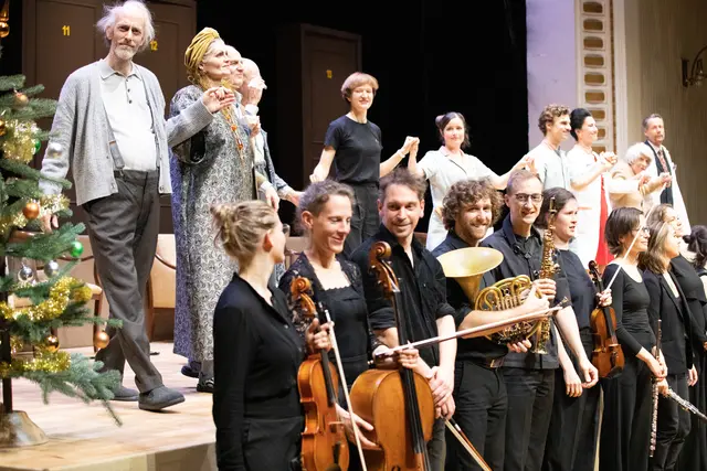 sirene Operntheater bei Wien Modern 2025 im Jugendstiltheater: Schlussapplaus.

Heribert Büxenstein. Johann Leutgeb
Hermann Hagedorn. Horst Lamnek
Hartmuth Sägebarth. Andreas Jankowitsch
Stella Sorell.  Juliette Mars
Mira, Pflegerin. Ewelina Jurga
Mirko, Pfleger. Vladimir Cabak
Regine Schellpfeffer, Direktorin. Maida Karišik
Maximilian Notnagel, Hausarzt. Dieter Kschwendt-Michel
Lotte Lange. Christa Stracke

Ensemble PHACE
Flöte. Doris Nicoletti
Klarinette. Elena Arbonies Jauregui
Saxophon. Michael Krenn
Horn. Jason Pfiester
Posaune. Stefan Obmann
Akkordeon. Maria Mogas Gensana
Schlagwerk 1. Hannes Schöggl
Schlagwerk 2. Igor Gross
Harfe. Tina Zerdin
Violine. Anna Lindenbaum
Viola. Sophia Goidinger-Koch
Violoncello. Barbara Riccabona
Kontrabass. Maximilian Ölz

Musikalische Leitung. Antanina Kalechyts | Foto: Julia Varkonyi