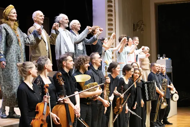 sirene Operntheater 2025 bei Wien Modern 38 im Jugendstiltheater: ABENDSONNE. Schlussapplaus. Letzte Vorstellung am 17.11.2025

Heribert Büxenstein. Johann Leutgeb
Hermann Hagedorn. Horst Lamnek
Hartmuth Sägebarth. Andreas Jankowitsch
Stella Sorell.  Juliette Mars
Mira, Pflegerin. Ewelina Jurga
Mirko, Pfleger. Vladimir Cabak
Regine Schellpfeffer, Direktorin. Maida Karišik
Maximilian Notnagel, Hausarzt. Dieter Kschwendt-Michel
Lotte Lange. Christa Stracke
 
ENSEMBLE PHACE
Flöte. Doris Nicoletti
Klarinette. Elena Arbonies Jauregui
Saxophon. Michael Krenn
Horn. Jason Pfiester
Posaune. Stefan Obmann
Akkordeon. Maria Mogas Gensana
Schlagwerk 1. Hannes Schöggl
Schlagwerk 2. Igor Gross
Harfe. Tina Zerdin
Violine. Anna Lindenbaum
Viola. Sophia Goidinger-Koch
Violoncello. Barbara Riccabona
Kontrabass. Maximilian Ölz

Musikalische Leitung. Antanina Kalechyts | Foto: Julia Varkonyi