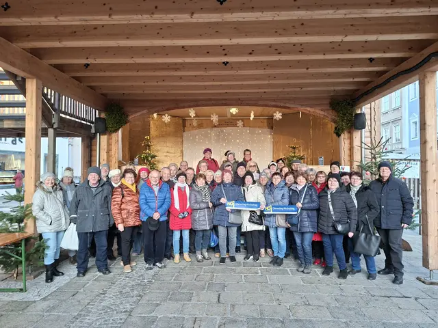 Einen Adventausflug unternahmen 44 NÖs Senioren der Ortsgruppe Ottenschlag-Kirchschlag am 27. November nach Wels. Vorerst gab es einen Zwischenstopp in Ansfelden bei der Fa. Adler-Moden. Dort wurde auch das Mittagessen eingenommen. 

Nachher gab es die Möglichkeit zu shoppen, was zahlreich angenommen wurde. Danach ging es weiter in die Altstadt von Wels. Die romantische Bergweihnacht am Stadtplatz begeisterte mit dem großen Christkind und einem heimeligen Hüttendorf die Besucher. 

Glanzvolle Höhepunkte waren der festlich erleuchtete Ledererturm, der Weihnachtsbaum vor dem Rathaus und der imposante Adventkranz mit seinen meterhohen Kerzen. Ein besonderes neues Highlight, die Lichtfigur Emil - einen über vier Meter hohen LED-Elch, konnten die Seniorinnen und Senioren im Pollheimerpark bestaunen. 

Vor der Heimfahrt konnten die Teilnehmenden ihren Hunger und Durst bei den jeweiligen Hütten stillen.
 | Foto: privat