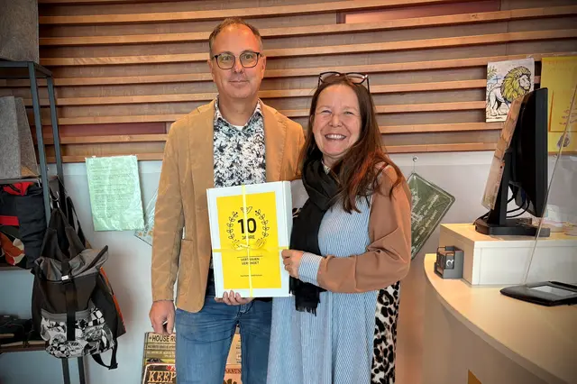 Vor Kurzem feierte der Postpartner in Kufstein sein 10-jähriges Jubiläum. Denn schon seit 2015 wird der Postpartner von Pirjo Maaskola in der örtlichen Interspar betrieben. Dort werden für die Bevölkerung alle Post-Services, die wichtigsten Finanzdienstleistungen der bank99 sowie ausgewählte Post-Handelswaren angeboten. Die Urkunde zum runden Jubiläum wurde nun feierlich von René Strigl, Postpartner Betreuer, Österreichische Post, an Firmeninhaberin Pirjo Maaskola übergeben (im Bild). | Foto: Österreichische Post