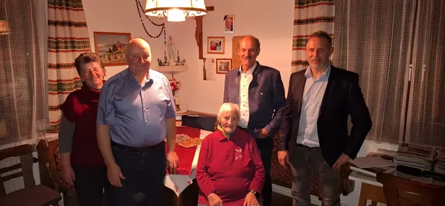 Roswitha und Karl Zainzinger (Schwiegertochter und Sohn) Jubilarin Maria Zainzinger, Bürgermeister Ewald Fröschl und Christian Haas (Gemeinderat). | Foto: Marktgemeinde Schönbach