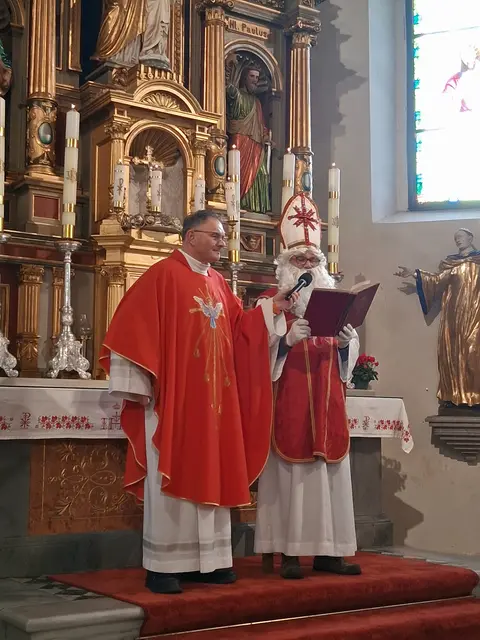  Am 6. Dezember wird des heiligen Nikolaus von Myra gedacht. Nikolaus gilt als Patron der Schüler und Kinder, weil er einmal drei Schüler, die ein böser Wirt erschlagen hatte, wieder ins Leben gerufen haben soll. Eine Vielzahl von Bräuchen ist mit dem heutigen Tag verbunden. Bereits seit Mitte des 16. Jahrhunderts ist Nikolaus als Geschenkbringer für Kinder belegt. Traditionsgemäß stellen Kinder am Vorabend des 6. Dezembers Stiefel oder auch Strümpfe vor die Tür, die der Nikolaus, meist in Begleitung seines Helfers, Knecht Ruprecht, über Nacht mit Süßigkeiten oder kleinen Geschenken füllt.