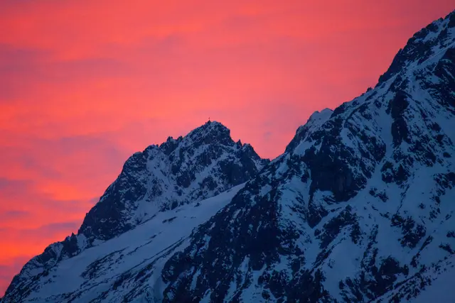 Vorgestern präsentierte sich der Abendhimmel feuerrot. Hier im Bild die Eisenspitze (2.859 m ü. A.) der Lechtaler Alpen.
Wünsche einen schönen Abend. | Foto: © by Ing. Günter Kramarcsik