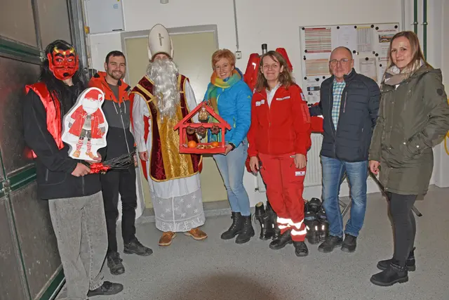 Nikolaus und Krampus besuchten die Rotkreuzdienststelle in Langschlag und brachten den Mitarbeitern ein Nikolaushaus und einen Adventkalender mit. | Foto: A. Kamin