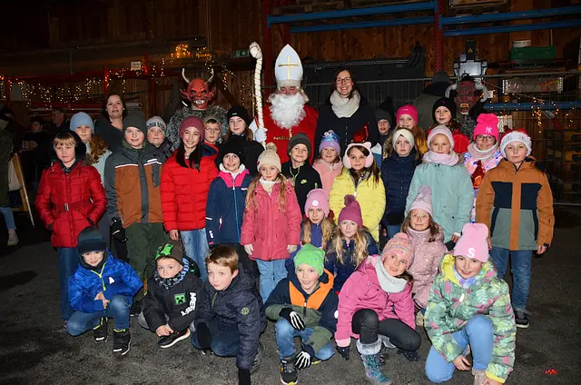Bereits am 5. Dezember besuchte der Hl. Nikolaus mit seinen pelzigen Begleitern viele Gäste im Feuerwehrhaus Friedersbach. 
Schülerinnen und Schüler der VS Friedersbach begrüßten mit einem Gedicht und einem Nikolauslied.
Anschließend teilte der Nikolo an alle Kinder Sackerl mit Süßigkeiten aus, die Feuerwehr Friedersbach bewirtete Groß und Klein mit Broten und heißen Getränken.
Am Foto: Nikolaus Ewald Edelmaier mit seinen Krampussen, Schulleiterin Monika Rauch, Klassenlehrerin Claudia Bittermann und viele Kinder aus Friedersbach und Umgebung. | Foto: Anita Altmann
