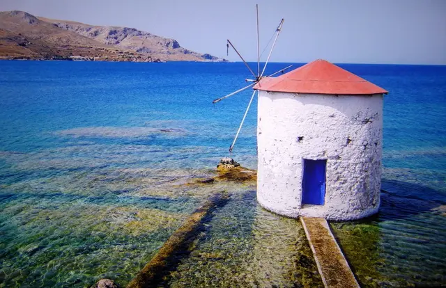 Malerische Windmühle von Panteli auf der Insel Leros, Griechenland 📸