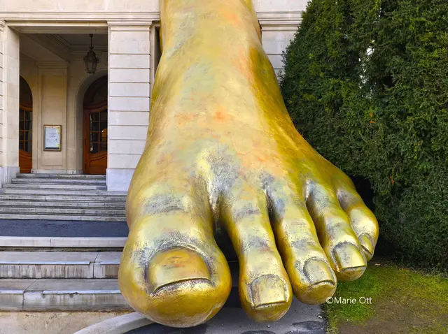 Diese goldene Skulptur in der Form eines Fußes stimmt auf ,,La Divina Commedia" in der Grazer Oper ein. Die Ballettproduktion feiert am 17. Jänner 2026 Premiere.