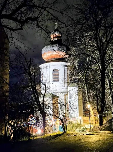 Ein wenig mystisch wirkt der Mödlinger Karner in der Advent - Beleuchtung, | Foto: Anton Kroh