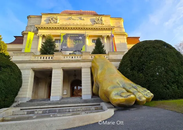 Die Skulptur stimmt auf die Premiere von ,,La Divina Commedia" am 17. Jänner 2026 ein. 