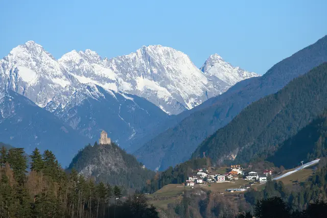 Heute: blitzblauer Himmel und warmes Wetter. Innerhalb von nur 1 Woche sorgte massives Tauwetter für einen Rückzug von Winter über ca. 1.600 m. Darunter findet man nur noch Schipisten mit Kunstschnee vor. 
Im Bild die Mieminger Kette und rechts der Westgipfel der Hohen Munde (über Telfs). Im Vordergrund Kronburg und Zammer Weiler Rifenal.  | Foto: © by Ing. Günter Kramarcsik