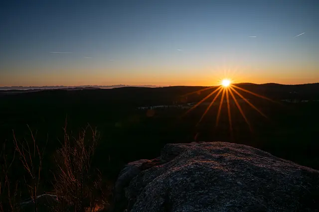 Sonnenuntergang am Tischberg, dem höchsten Berg des Waldviertels, mit Blick in die Alpen 