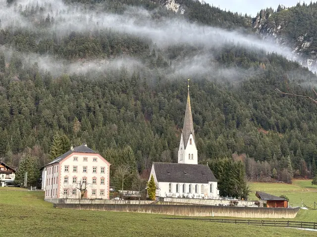 Gemeindeamt Gnadenwald (li.) mit Pfarrkirche St. Michael (Dezember 2025)  | Foto: Kendlbacher