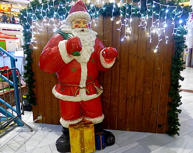 Sankt Niklas war ein Seemann
Er liebte Wind und Meer
Und alle Jahr zur Winterzeit
Fährt er millionen Meilen weit
Vom Land der Sterne her 🌟
St. Nikolaus: Schutzpatron der Seeleute
(Songtext - Freddy  Quinn)

