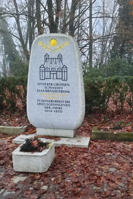 Elsa Brandström war im 1. Weltkrieg in Sibirlen Krankenschwester und setzte sich für deutsche und österreichsche lKriegsgefangene ein. Sie ist Symbol für Mitmenschlichkeit und es wurden viele Skulpturen von ihr in verschiedenen Städten errichtet. Auch Straßen,  Verreine und Schulen nach ihr benannt. Sie war einfach ein Engel. Den Leitsatz ihres Vaters, General und  Botschafter in St. Petersburg:  " Tue alles von ganzem Herzen " nahm Elsa sehr ernst und begleitete sie ihr Leben lang.