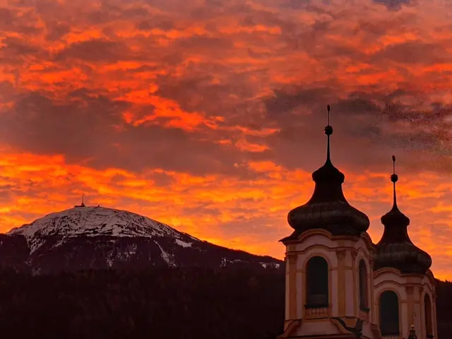 Brigitte Schilcher und Helmut Leisz schreiben zu ihrem Bild: "Als "ungeübte" Frühaufsteher wurden wir von dieser einmaligen - kurzen Stimmung vor unserem Wohnzimmerfenster
in Wilten/Innsbruck überrascht!
Der Himmel schien wenige Minuten lang in Flammen zu stehen!" | Foto: BRIGITTE SCHILCHER &amp; HELMUT LEISZ