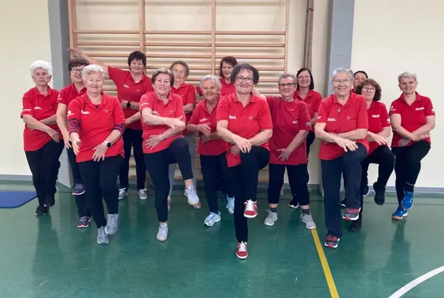 WERNSTEIN AM INN. Die "flotten Bienen" der Turngruppe des Seniorenbunds Wernstein feierten in privatem Kreis eine Weihnachtsfeier. Zuvor ließen sie es im Turnsaal so richtig krachen. Danach schmeckten die mitgebrachten Schmankerl gleich noch mal so gut.  | Foto: Seniorenbund Wernstein am Inn