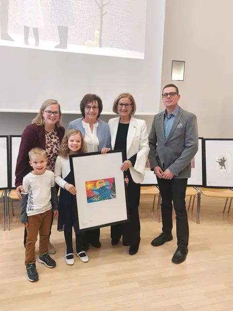 SALLINGBERG. Die Schülerin, Victoria Glasner geht in die 4. Schulstufe der VS Sallingberg. Ihr Bild vom Christkind begeisterte die Jury des Landes NÖ und sie gewann den 1. Preis in der Kategorie Volksschulen beim Zeichenwettbewerb „WeihnArtlich“.  Victorias Zeichnung wird die Weihnachtspost der Frau Landeshauptfrau Johanna Mikl-Leitner schmücken.
Am Bild: David, Daniela und Victoria Glasner, OSR Elfriede Schierhuber, Landeshauptfrau J. Mikl-Leitner, Markus Glasner. | Foto: privat