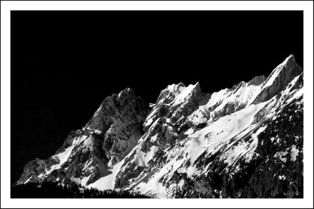 Die Lechtaler Alpen (Südansicht) von Tobadill aus. Links ist die Eisenspitze (2.859 m) und rechts davon die Feuerköpfe (2.827 m). | Foto:  © by Ing. Günter Kramarcsik