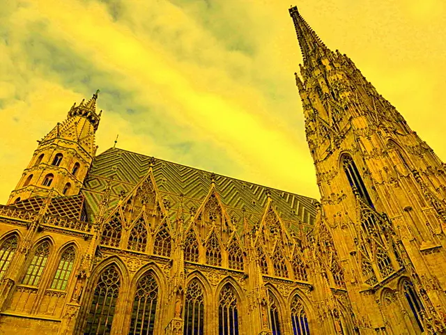 Der Stephansdom ist das Wahrzeichen Wiens und gleichzeitig das Zentrum der Stadt. Mit 136 Metern Höhe ist er die höchste Kirche Österreichs  🙏✨