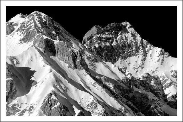 EMPFEHLE VOLLBILDMODUS! Beide Gipfel thronen über Grins.
Links: mit 2.968 m ü. A. ist der Dawinkopf der  zweithöchste Gipfel der Lechtaler Alpen und der dritthöchste in den Nördlichen Kalkalpen.
Rechts: die Parseierspitze ist mit einer Höhe von 3.036 m ü. A. der höchste Gipfel der nördlichen Kalkalpen und deren einziger Dreitausender. | Foto:  © by Ing. Günter Kramarcsik