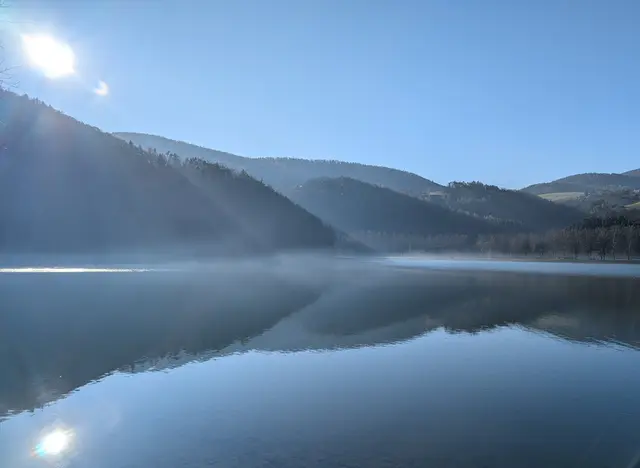 Eine Runde um den See - Nebel, Sonne und 8 Grad - optimales Wetter für einen Spaziergang... | Foto: Bernd Haider