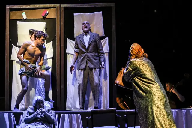 sirene Operntheater 2025: Uraufführung der Kammeroper ABENDSONNE von Tomasz Skweres im Jugendstiltheater bei Wien Modern 2025. Vladimir Cabak, Ewelina Jurga, Johann Leutgeb und Juliette Mars bei der Übergabe des Lebensgeistes. | Foto: Barbara Pálffy